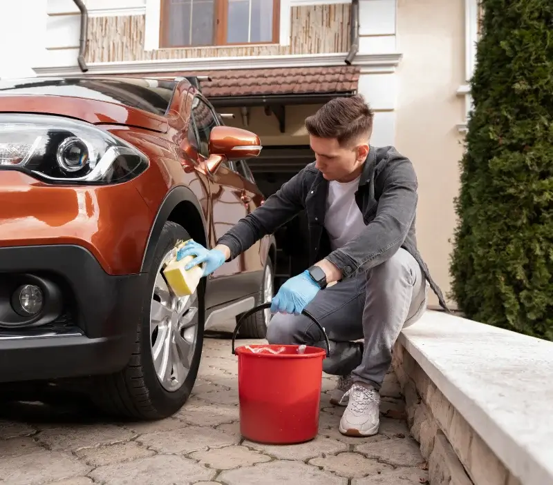 Lavage auto à domicile Lys-lez-Lannoy : professionnel intervenant sur un véhicule